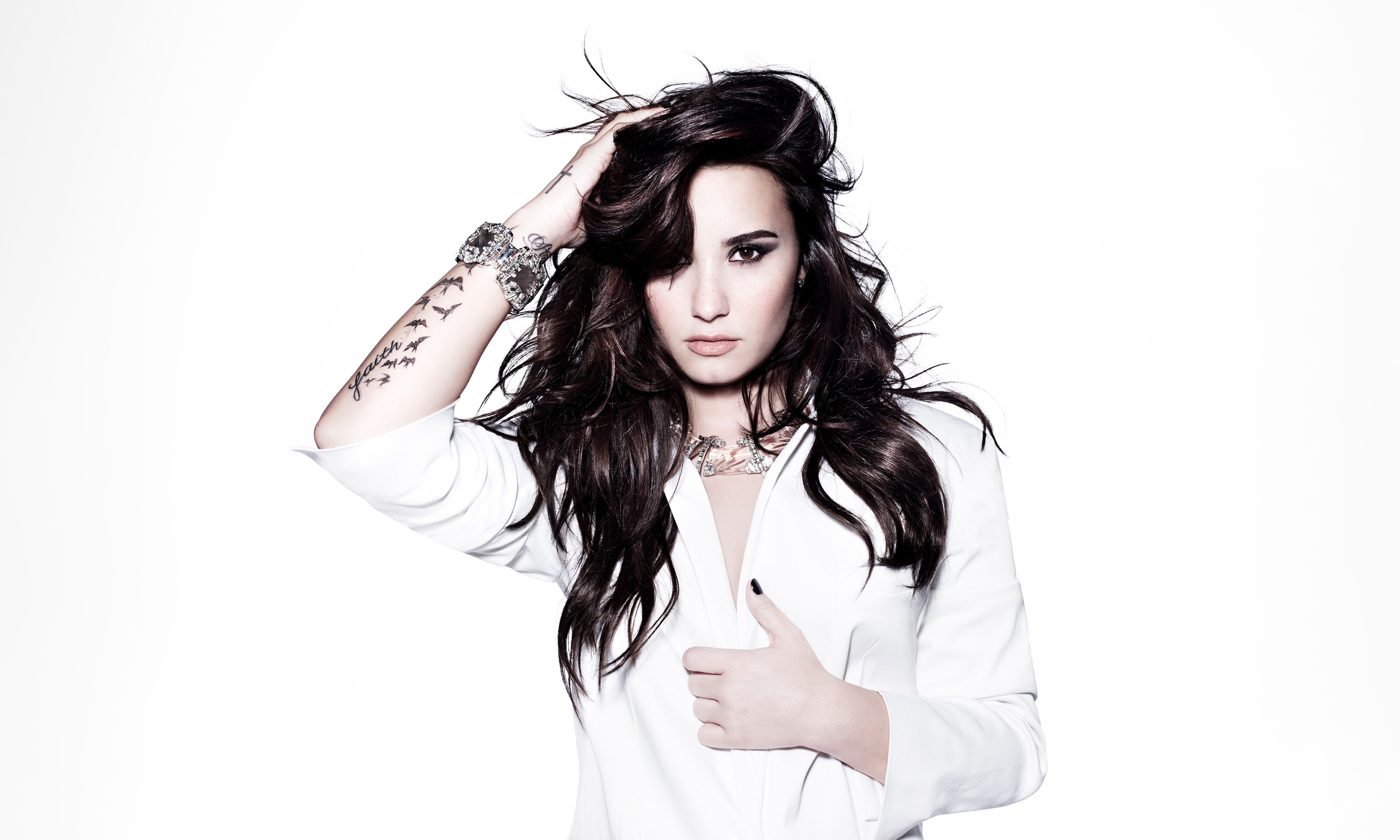 Demi Lovato, Fondo blanco, 5K