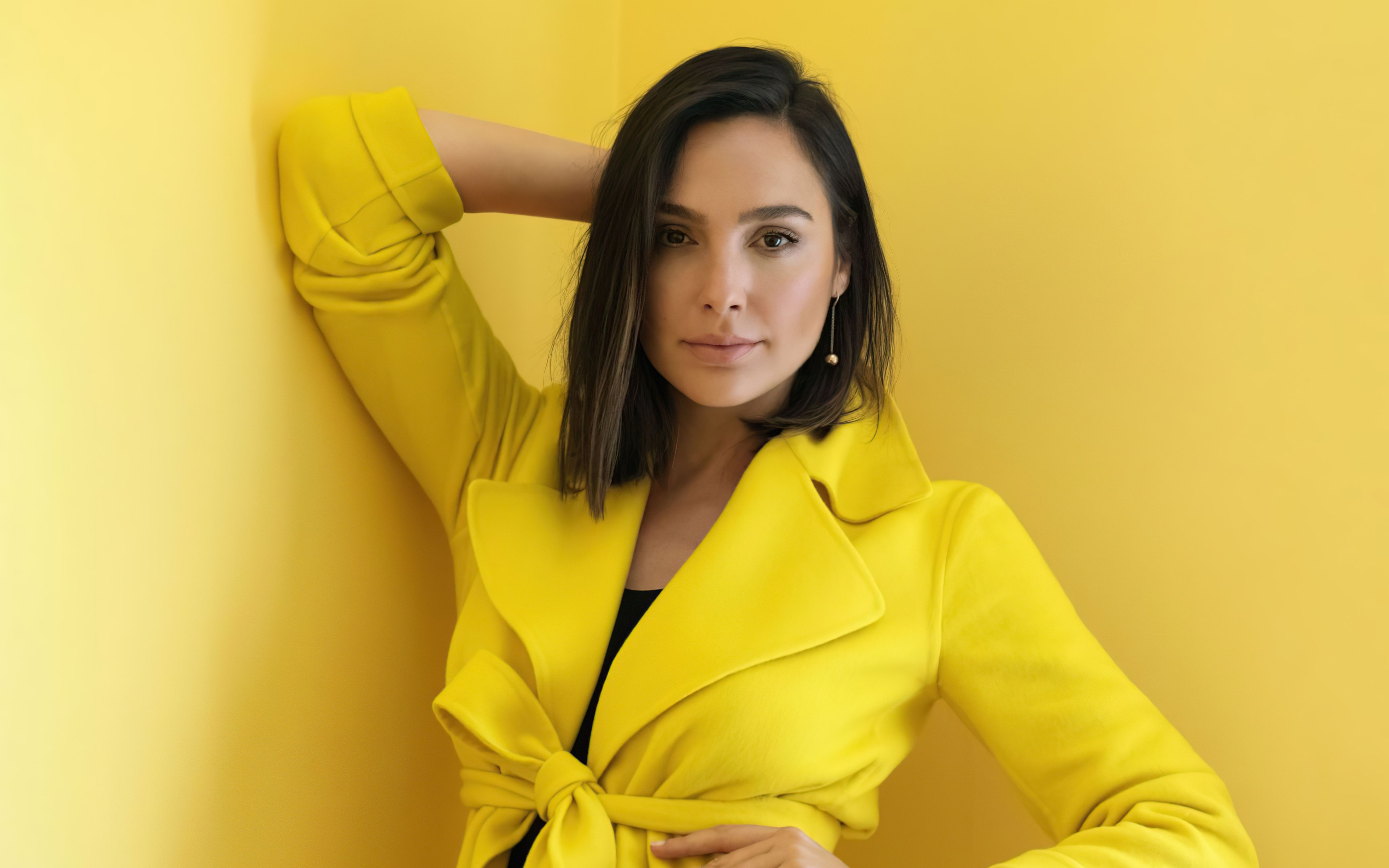 Gal Gadot, Actriz, Retrato, Fondo amarillo, 2021