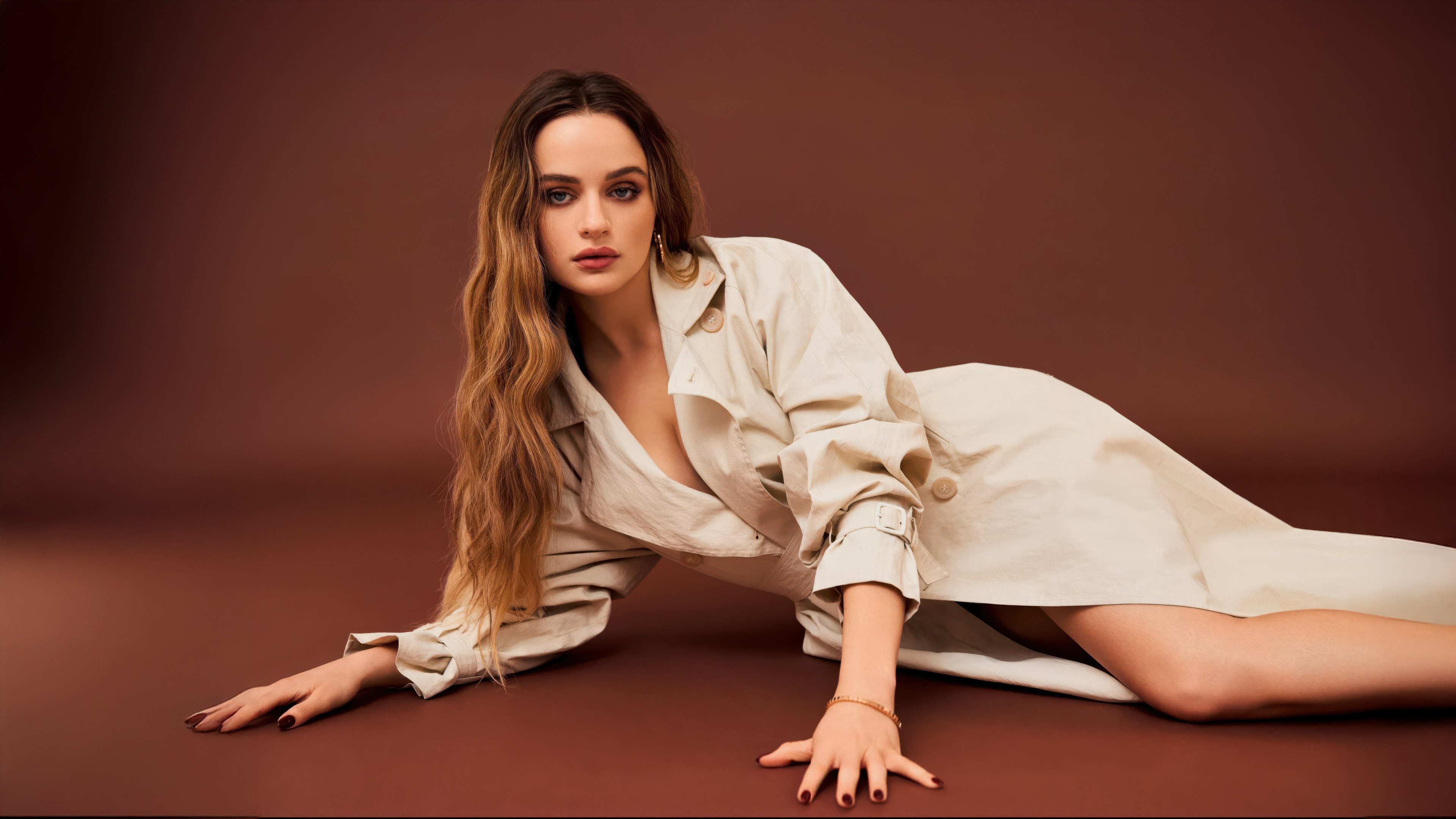Joey King, Glamurosa, Sesión fotográfica, 2025, Fondo marrón