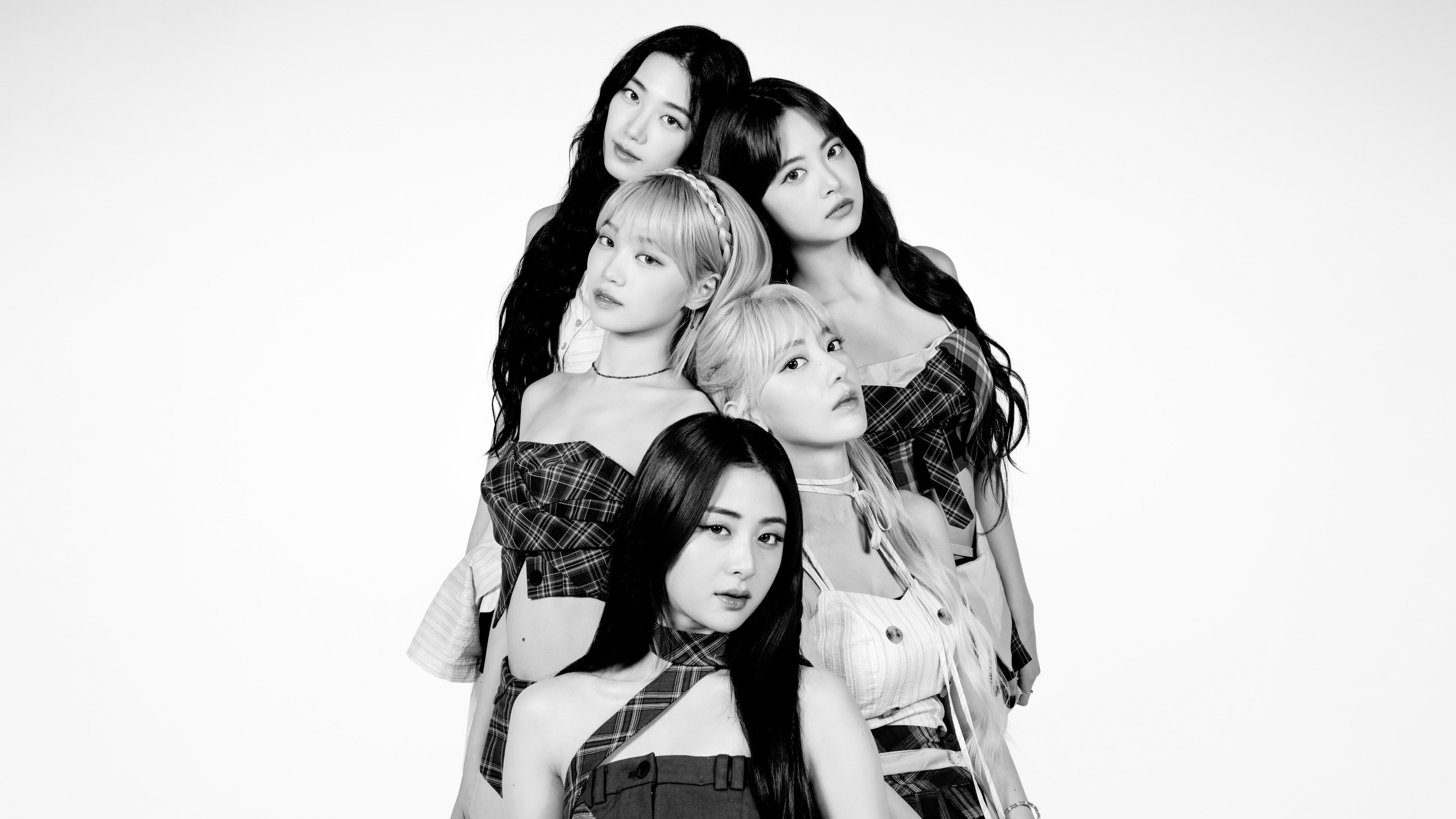 Le Sserafim, 2024, Monocromo, Sakura Miyawaki, Kim Chaewon, Huh Yunjin, Hong Eunchae, Kazuha, Fondo blanco
