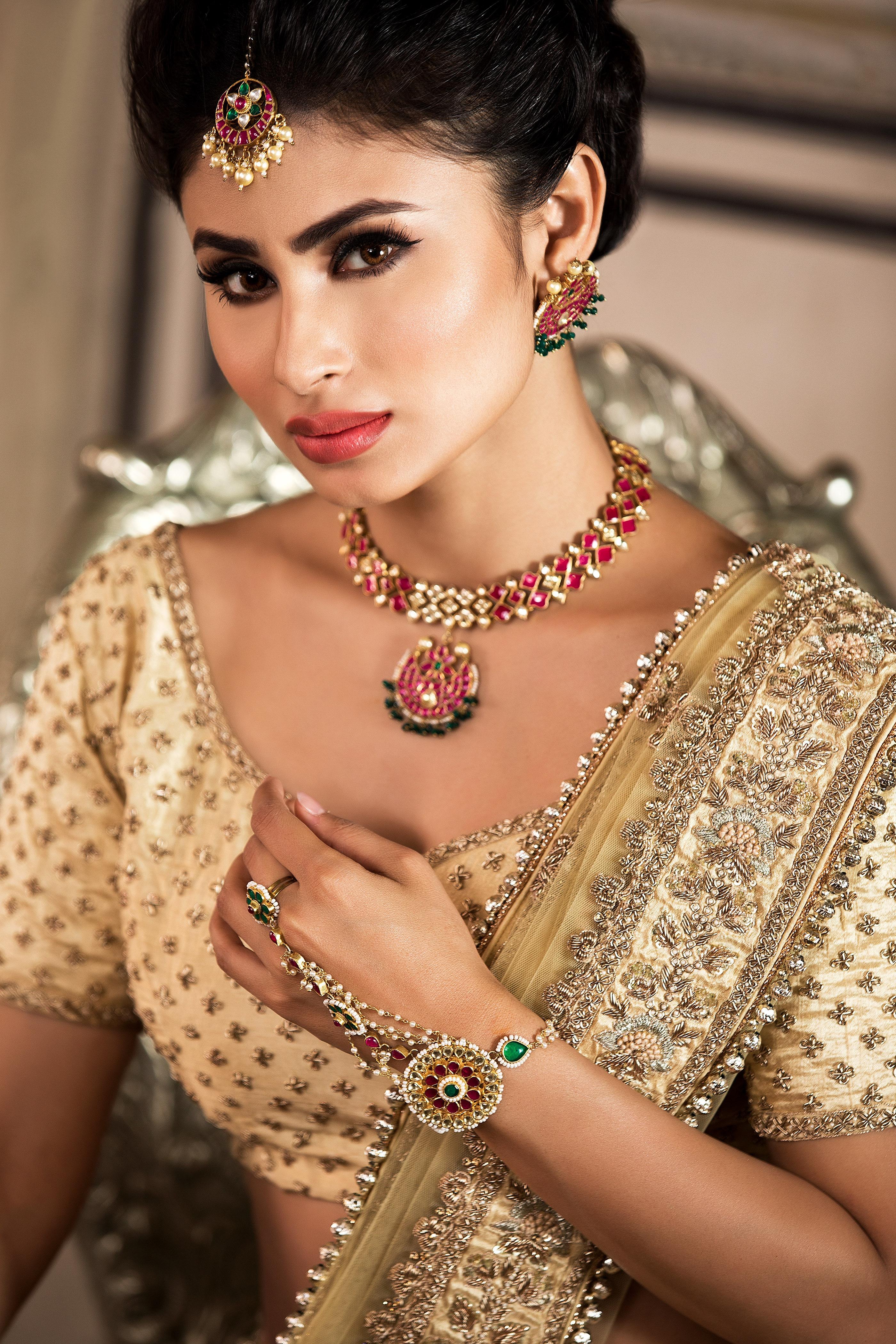 Mouni Roy, Actriz india, Tradicional, Novia, Actriz hermosa