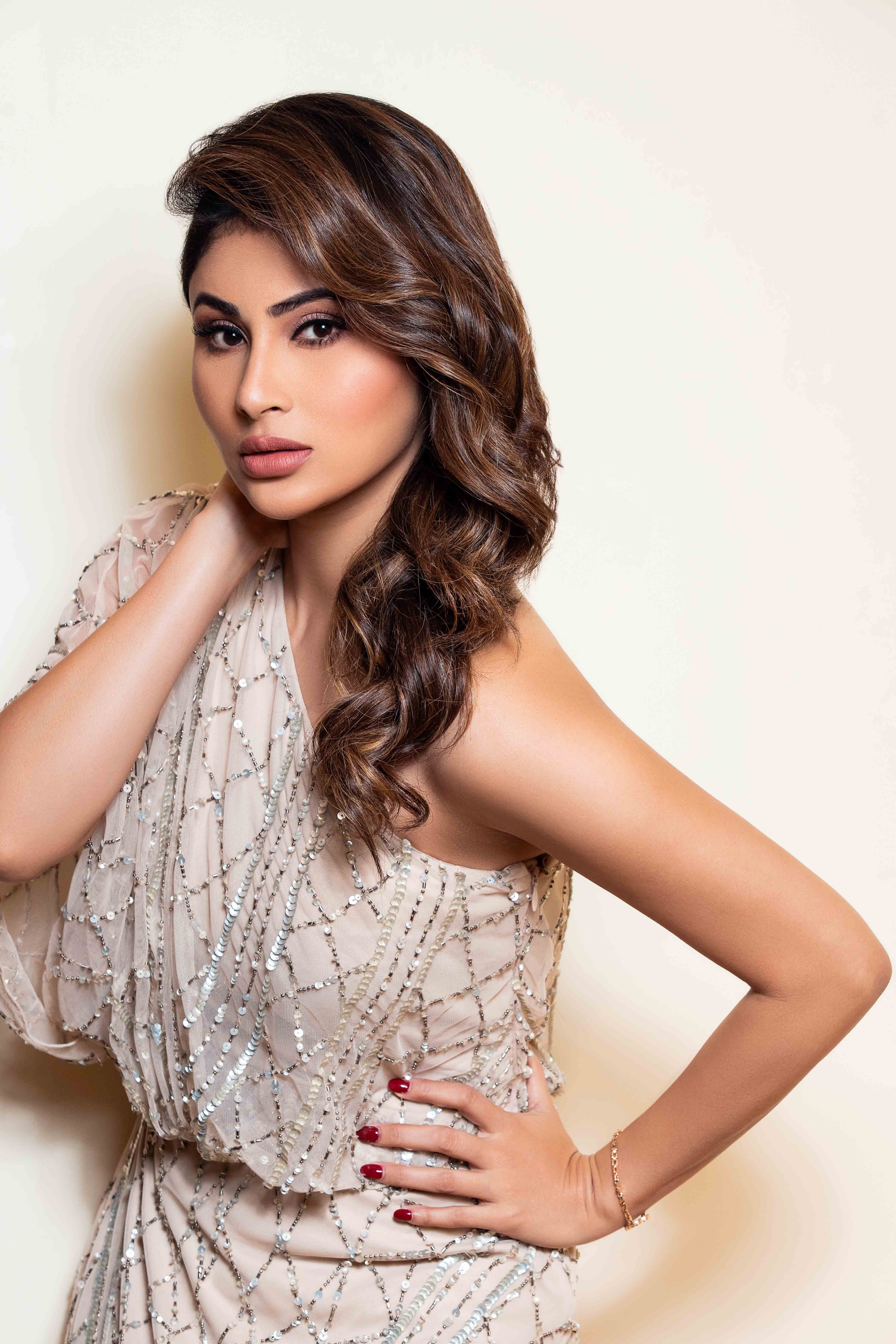 Mouni Roy, Retrato, Actriz india, Actriz de Bollywood, Fondo blanco