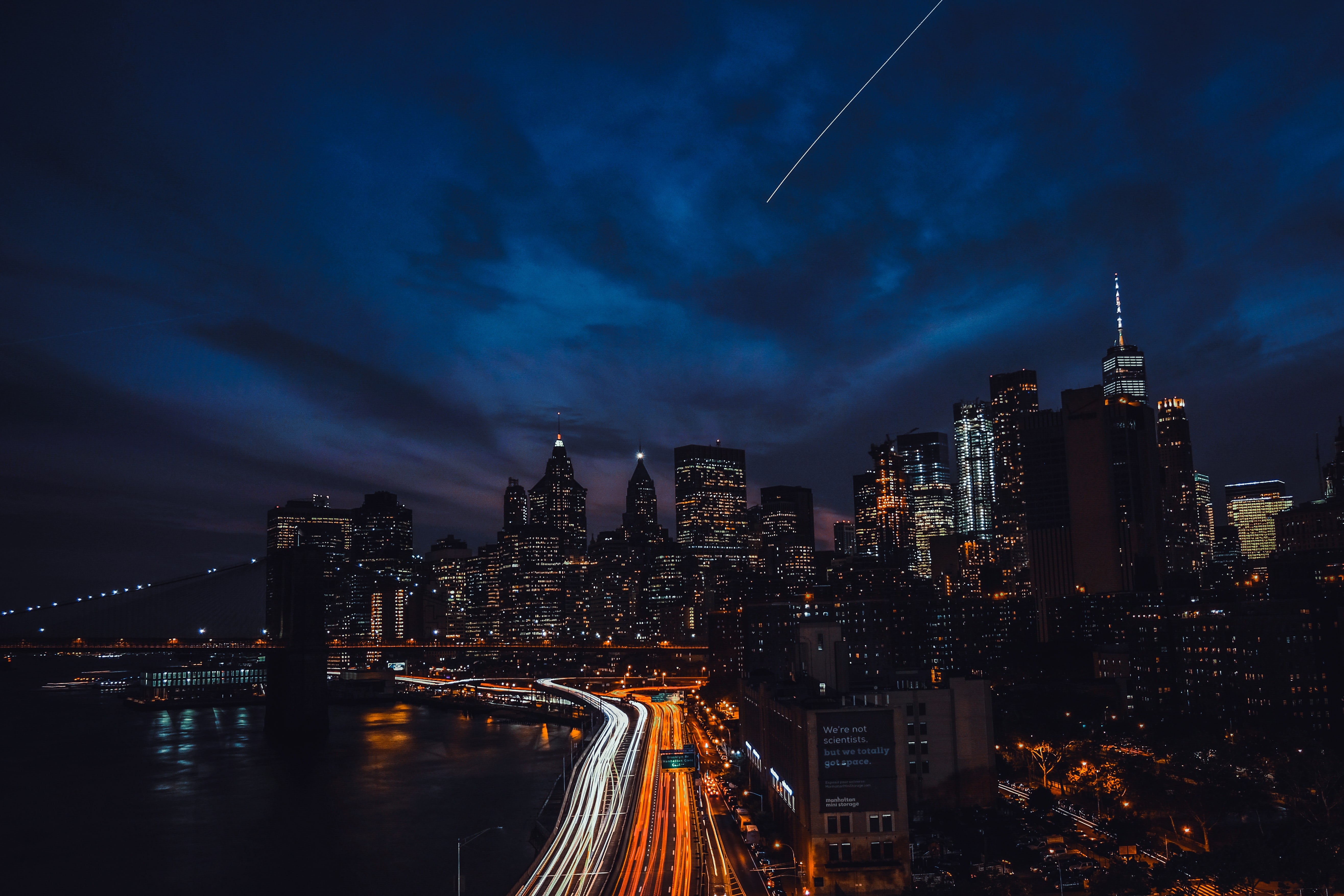 Nueva York, Estados Unidos, Paisaje urbano, Noche, Luces de la ciudad, Metropolitano, Fondo oscuro, Rascacielos, Estelas de luz, Nubes oscuras, Cielo azul, 5K