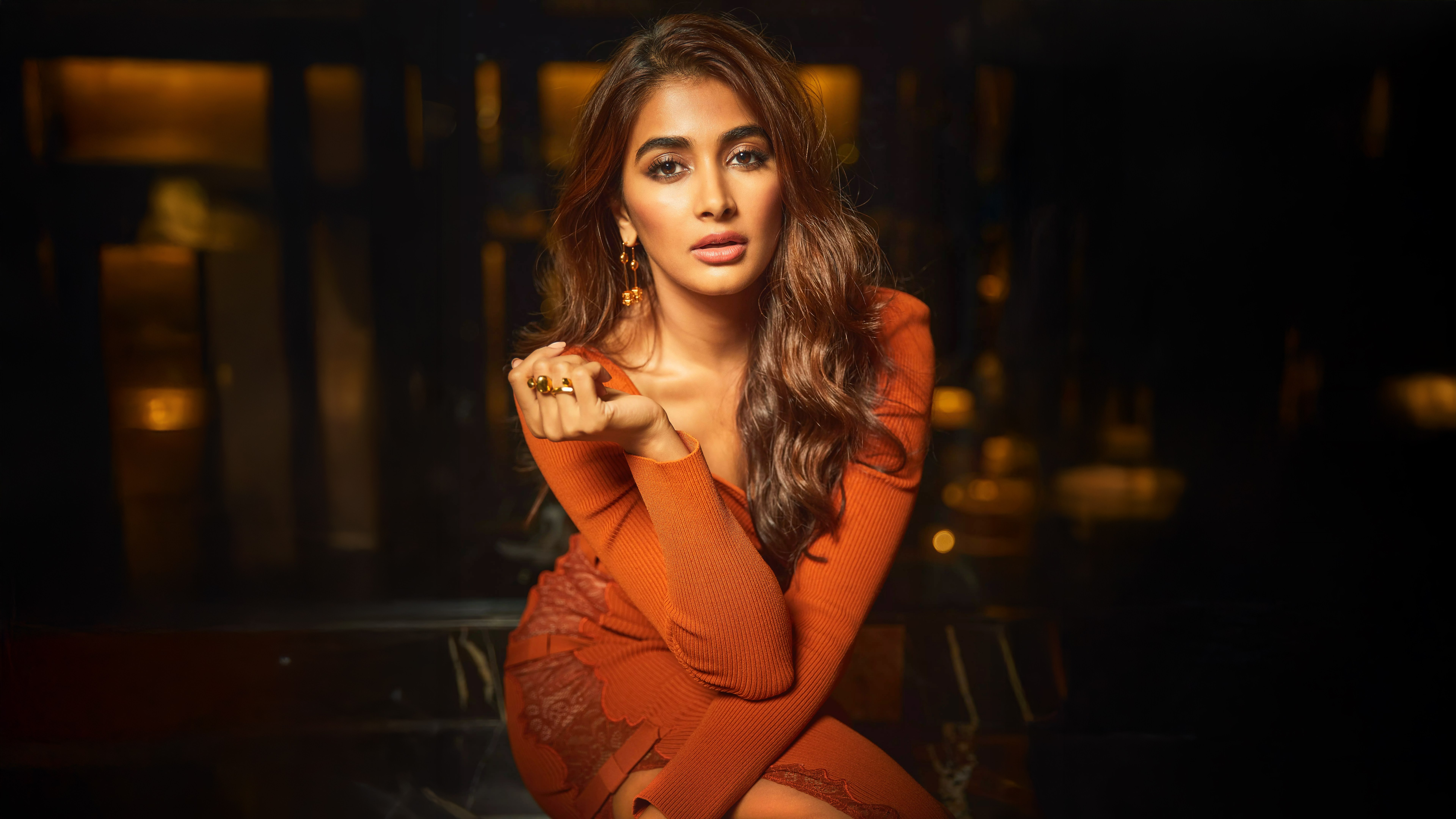 Pooja Hegde, 8K, Fondo oscuro, 5K, Actriz india, Naranja