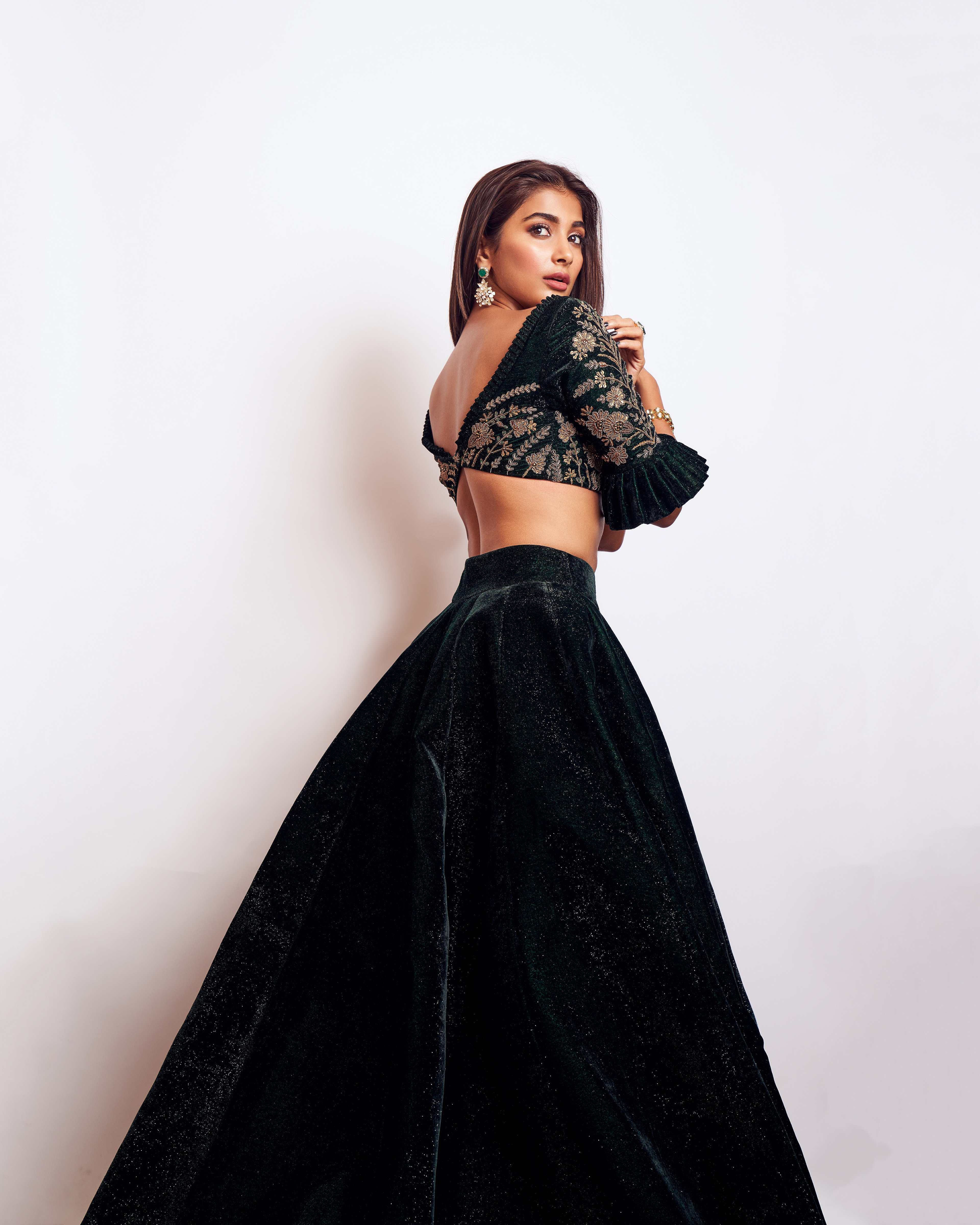 Pooja Hegde, Fondo blanco, Actriz india, Actriz de Bollywood, Actriz hermosa