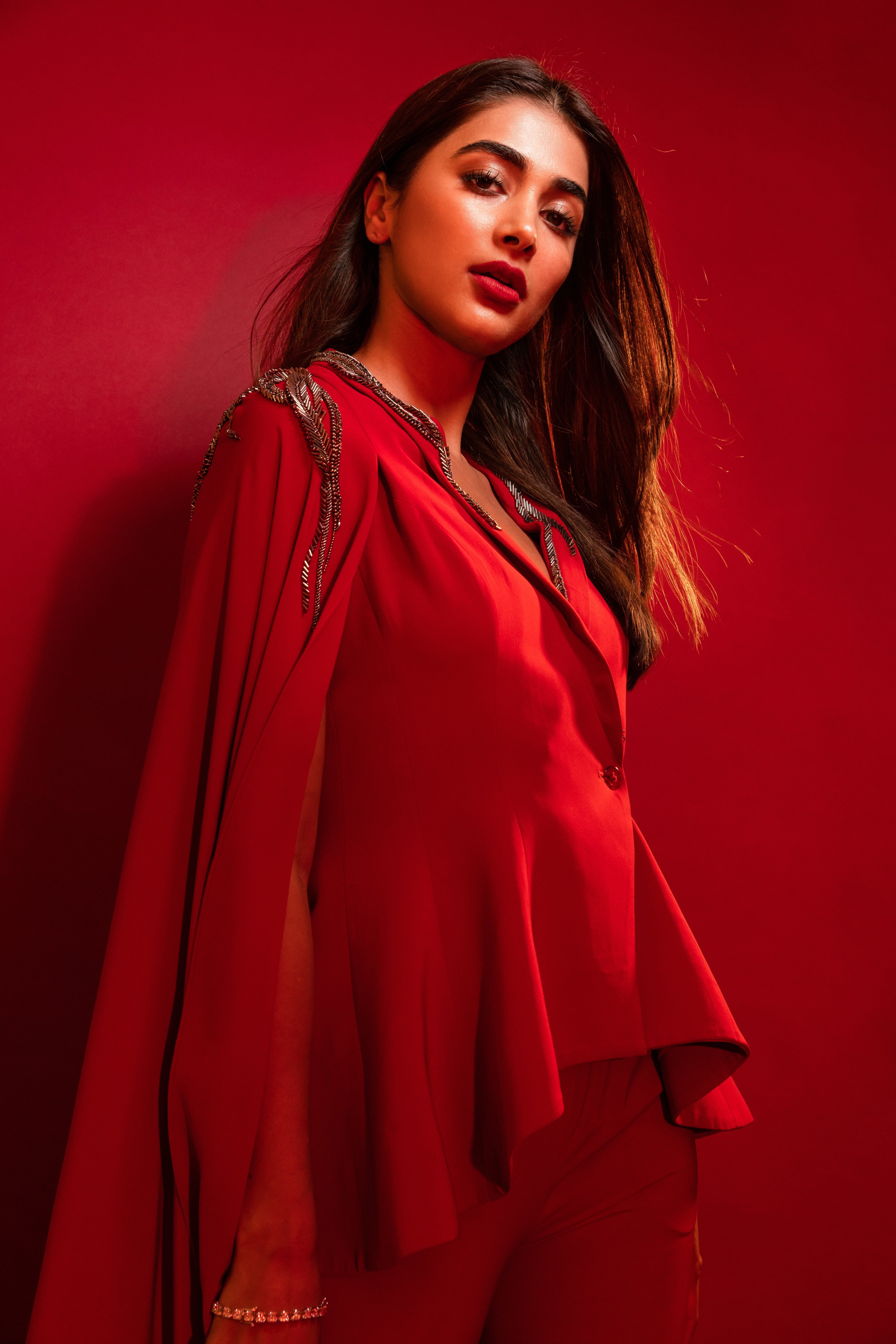 Pooja Hegde, Fondo rojo, Actriz india, Actriz de Bollywood, 5K