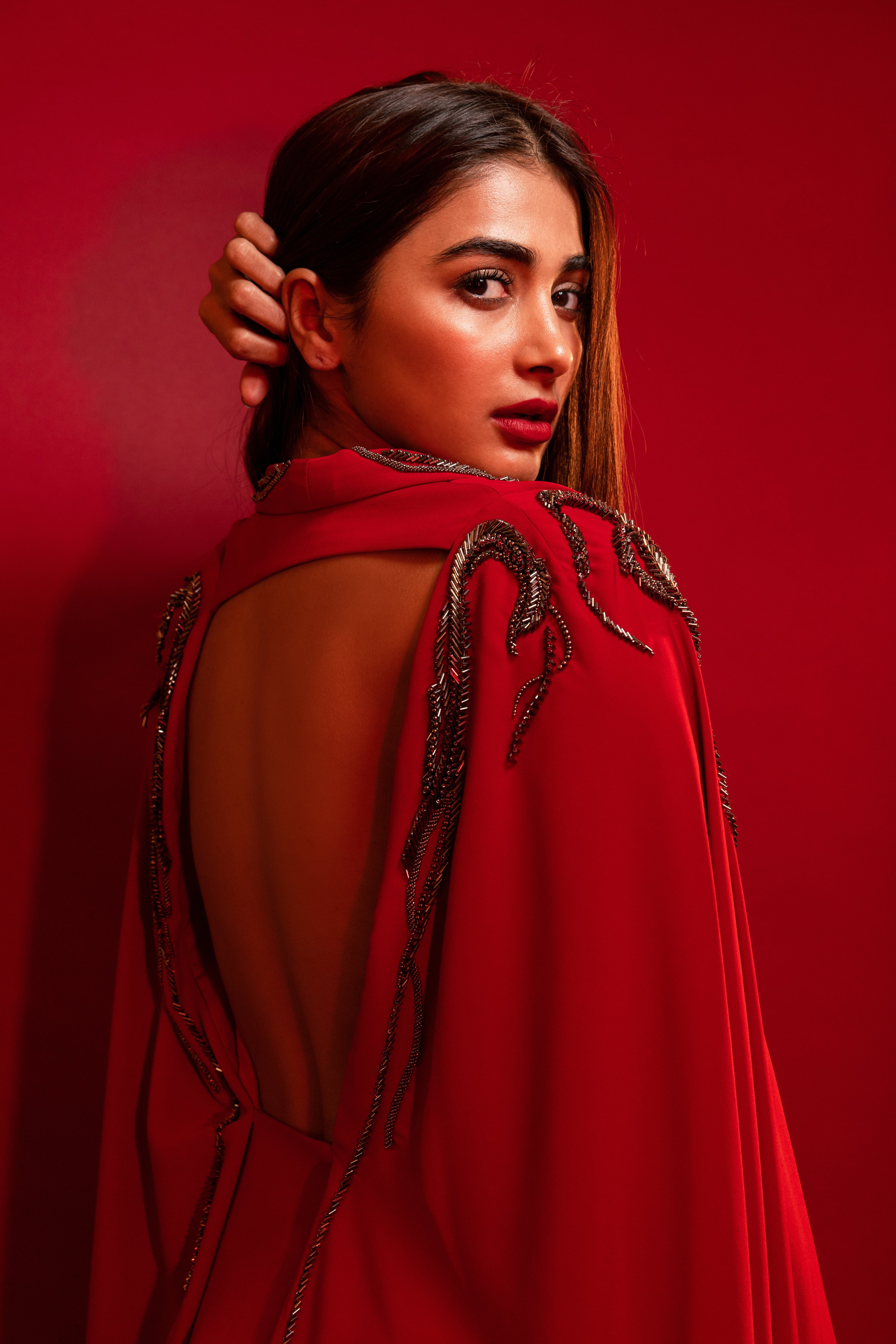 Pooja Hegde, Vestido rojo, Actriz india, Fondo rojo, 5K